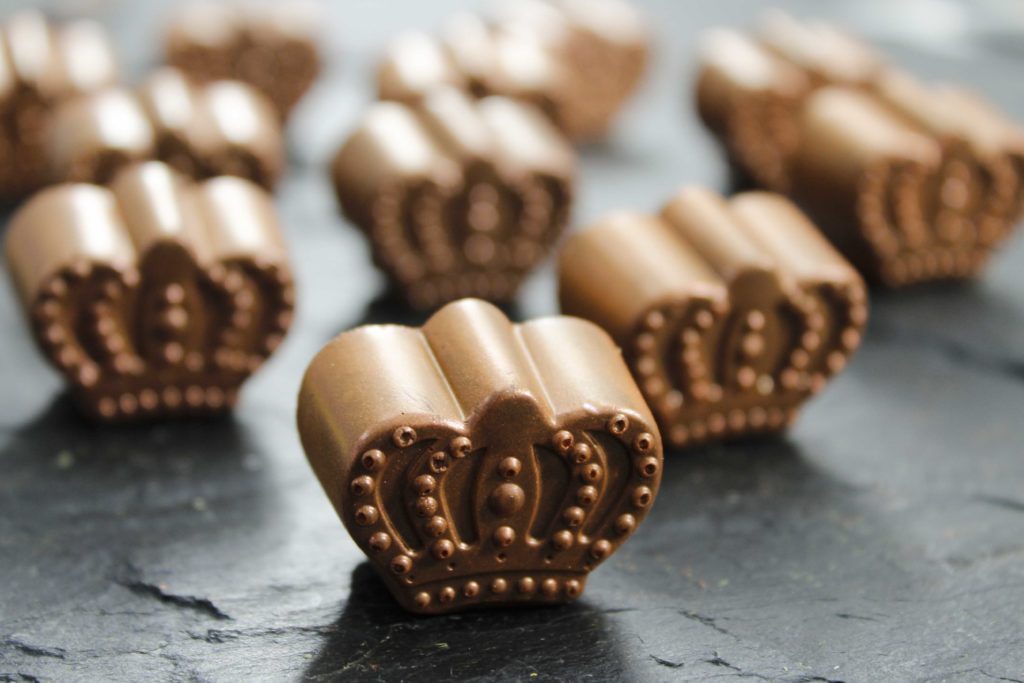 Aprendé los fundamentos esenciales para trabajar el chocolate de manera profesional. En este seminario conocerás las características del chocolate, su composición y el correcto templado, base indispensable para lograr piezas brillantes, crocantes y con una terminación perfecta.